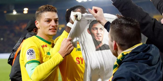 Nantes' Andrei Girotto und Abdoulaye Toure halten ein T-Shirt mit dem Bild von Emiliano Sala in die Höhe.
