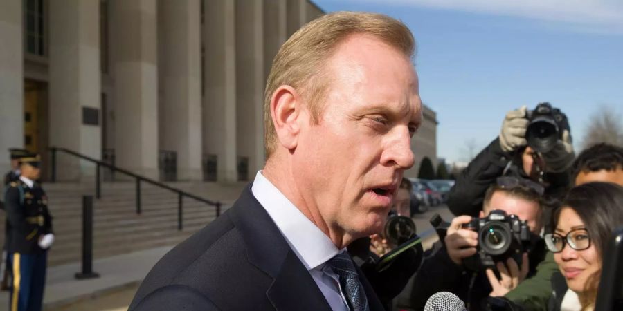 Patrick Shanahan spricht zu Journalisten.