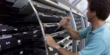 Ein Arbeiter der Ferag Ag.