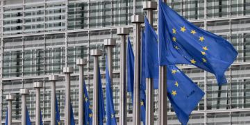 Flaggen der EU wehen im Wind.