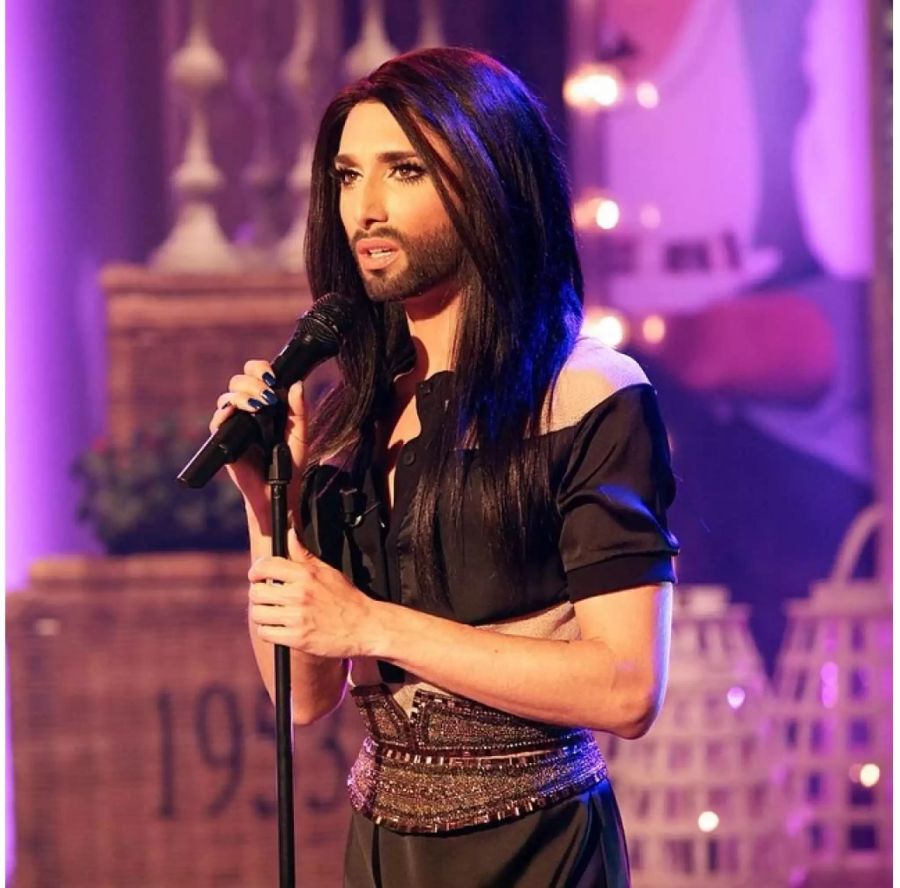 Conchita Wurst auf der Bühne mit ihrem früheren Look.