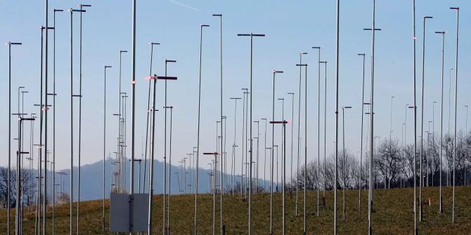 Bauvisiere stehen auf einem Feld.