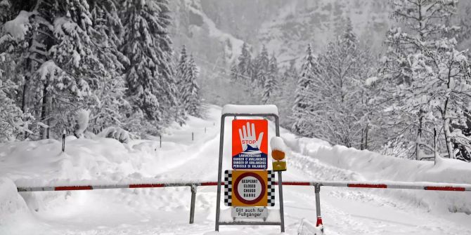 Die wegen Lawinengefahr gesperrte B 99 nach Obertauern.