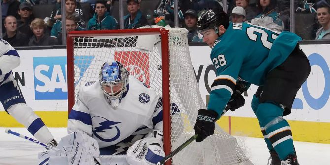 Timo Meier schiesst auf das Tor von Tampa Bay Lightning