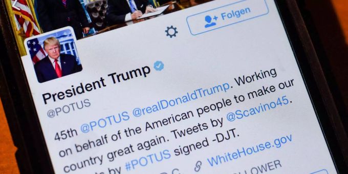 Der Twitter-Account des Präsidenten der Vereinigten Staaten von Amerika, Donald Trump, auf einem Smartphone.