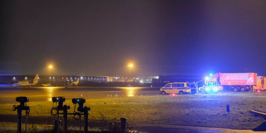 Der Flughafen Hannover in der Nacht.