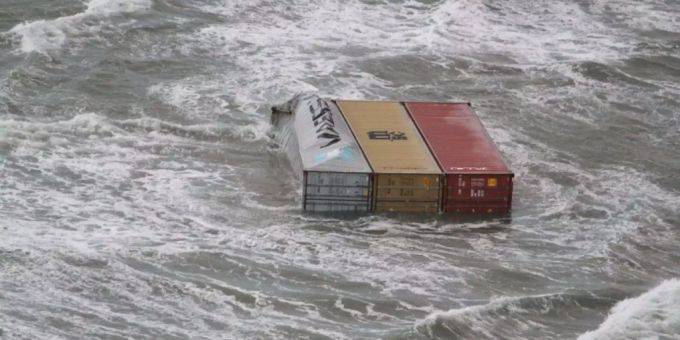 Die Container treiben in der Nordsee.