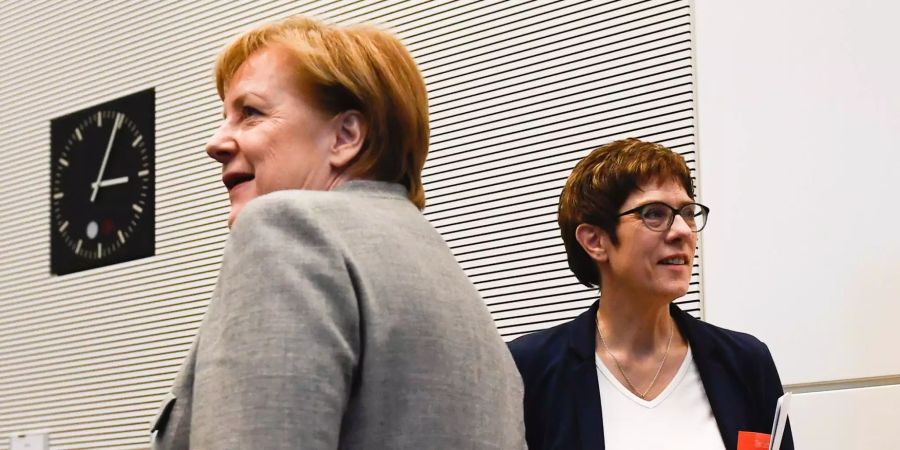 Angela Merkel (l) und Annegret Kramp-Karrenbauer (r).