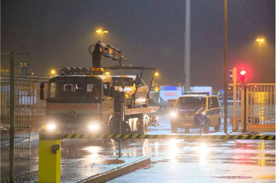 Ein Auto wird auf dem Flughafen abtransportiert.