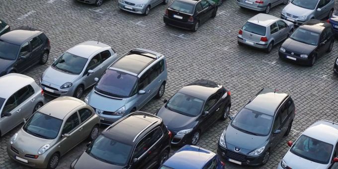 Ein Parkplatz mit Autos. parkplatz