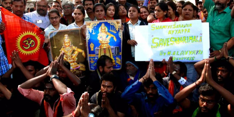 Tausende protestieren in Indien gegen eine Tempel-Öffnung für Frauen.