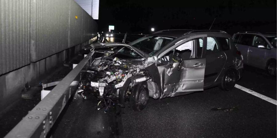 Der Junglenker war auf der Autobahn kurz eingenickt.