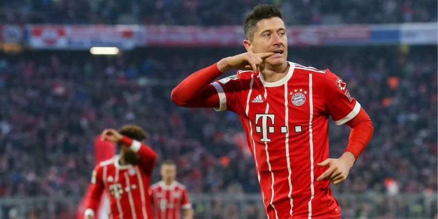 Robert Lewandowski bejubelt seinen 2:1-Führungstreffer. Mit 94 Toren löst  der Pole Arjen Robben (93 Tore) als besten ausländischen Torschützen des FC Bayern München ab. Die Münchner bezwingen Bremen mit 4:2.