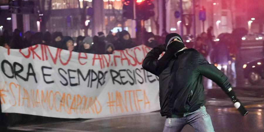 Demonstranten lassen in Italien ihrem Hass freien Lauf.