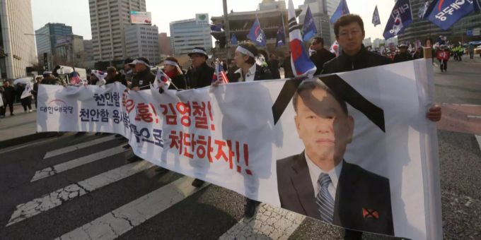 Die Einladung der Nordkoreanische Delegation zur Schlussfeier der Spiele in Pyeonchang löste in Südkorea Proteste aus. Die Einladung der Nordkoreanische Delegation zur Schlussfeier der Spiele in Pyeonchang löste in Südkorea Proteste aus.