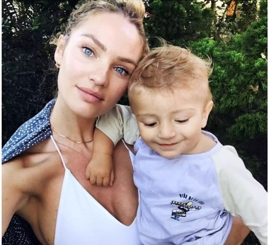 Die Südafrikanerin Candice Swanepoel mit Söhnchen Anacã in Brasilien.