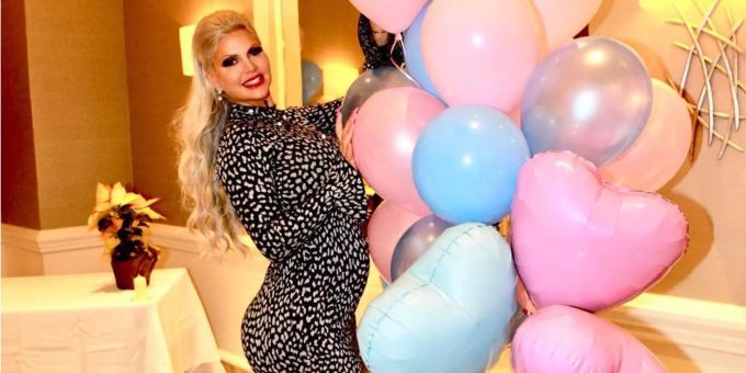 Sophia Vegas inmitten von rosa und blauen Ballons. Sophia Vegas inmitten von rosa und blauen Ballons.