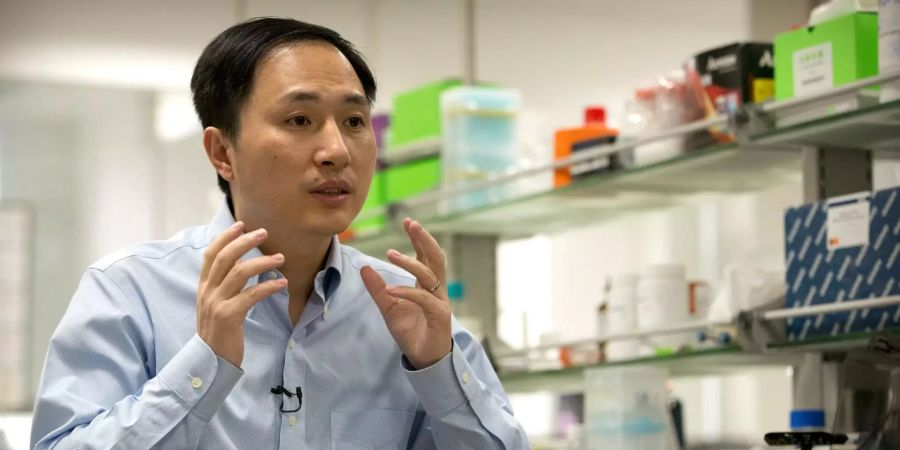 He Jiankui spricht während eines Interviews in einem Labor in Shenzhen in der südchinesischen Provinz Guangdong.