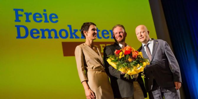 Judith Skudelny (l.) und Michael Theurer (r.) gratulieren Andreas Glück (FDP) beim Landesparteitag der FDP Baden-Württemberg zu dessen Wahl zum FDP-Spitzenkandidat für die Europawahl 2019.