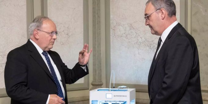 Bei der Schlüsselübergabe im Wirtschaftsdepartement lässt Johann Schneider-Ammann den Schlüssel für Nachfolger Guy Parmelin durch einen 3D-Drucker herstellen. parmelin