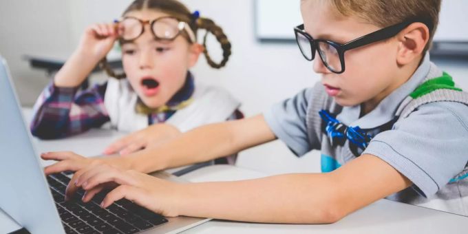 Social Media - Schüler lernen, Fake News zu entlarven