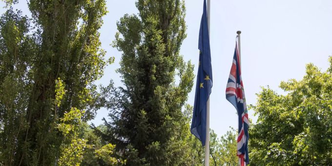 Irland wappnet sich auf No-Deal-Brexit. Die britische und europaeische Fahne im Garten der Britischen Botschaf