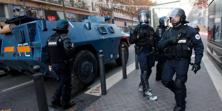 Auch dieses Wochenende steht ein riesen Polizeiaufgebot bereit - 8000 Einsatzkräfte stehen den Demonstranten gegenüber.