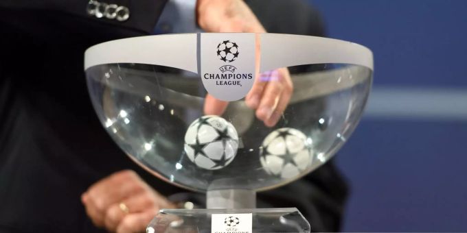 Wer trifft im Champions-League-Achtelfinal auf wen? Uefa-Wettbewerbsdirektor Giorgio Marchetti zieht eine Loskugel bei einer Champions League Auslosung.