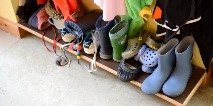 Kinderschuhe stehen in der Garderobe in einer Kita. (Symbolbild) avenir suisse kita