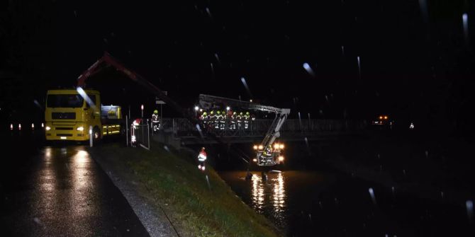 Die Bergung des Fahrzeuges in Uznach SG.