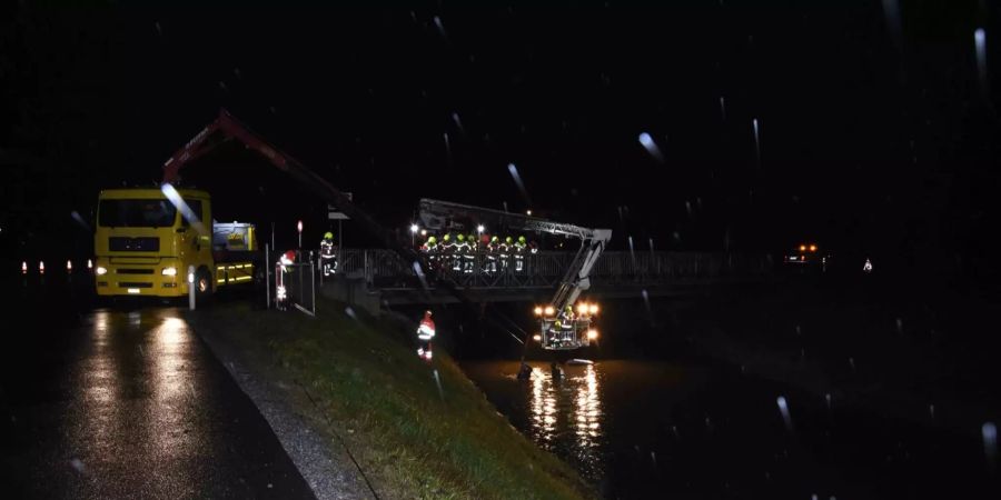 Die Bergung des Fahrzeuges in Uznach SG.