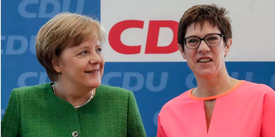 Die Unterstützer von Annegret Kramp-Karrenbauer: Bundeswirtschaftsminister Peter Altmaier, Nordrhein-Westfalens Innenminister Herbert Reul, Schleswig-Holsteins Ministerpräsident Daniel Günther, Ministerpräsident im Saarland Tobias Hans, der ehemalige Bundesinnenminister Thomas de Maizière und Publizist und Ex-Politiker Norbert Blüm.