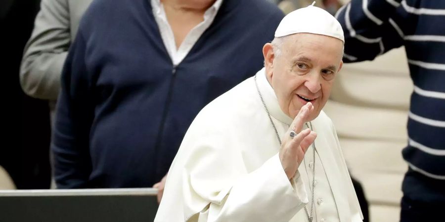 Papst Franziskus kommt zu seiner wöchentlichen Generalaudienz im Saal von Papst Paul VI. im Vatikan.