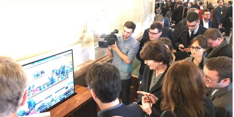 Viola Amherds enge Freundin Brigitte Hauser-Süess verfolgt den Moment der Wahl in der Wandelhalle. Die Freude bei Amherds Anhängern ist riesig!