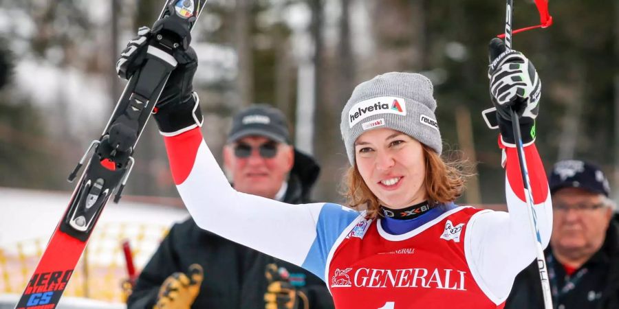 Michelle Gisin jubelt über ihren zweiten Platz in der Abfahrt von Lake Louise (CAN).