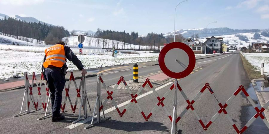 Ein Polizist sperrt die Luzernerstrasse in Malters, am Mittwoch, 9. März 2016.