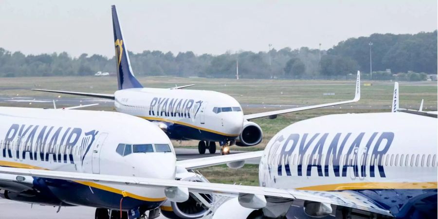 Flugzeuge der irischen Airline Ryanair stehen auf dem Vorfeld des Flughafens Weeze (D).