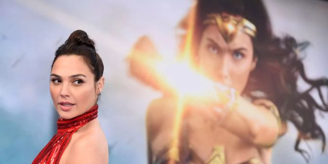 Gal Gadot posiert vor einem «Wonder Woman»-Plakat.