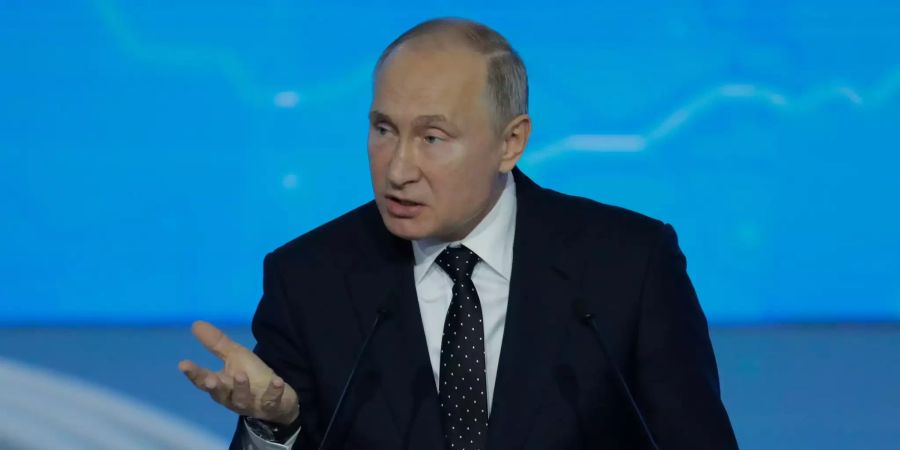 Wladimir Putin an einem Kongress in Russland.