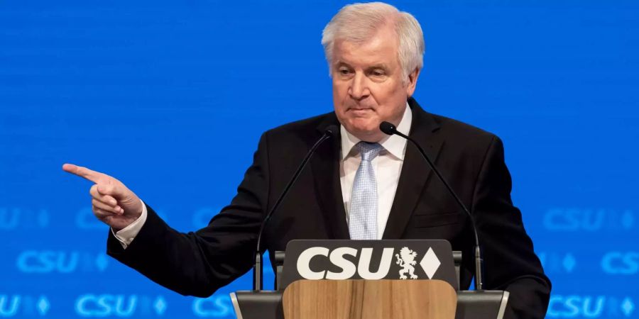 Horst Seehofer (CSU), Bundesminister für Inneres, spricht beim CSU-Parteitag im Postpalast.