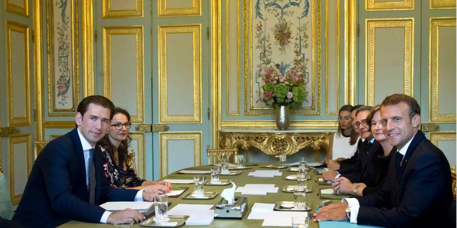 Österreichs Bundeskanzler Sebastian Kurz und Frankreichs Präsident Emmanuel Macron in einem Meeting im Elysée Palast in Frankreich.