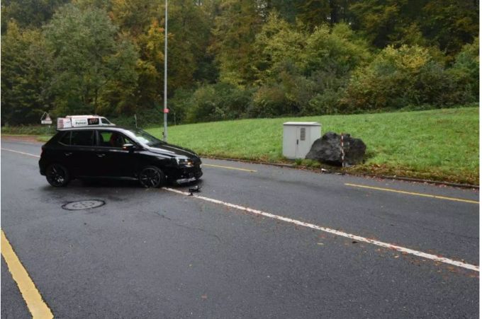 Verunfalltes schwarzes Auto mit Schaden vorne links auf der Strasse - zvg Luzerner Polizei Verunfalltes schwarzes Auto mit Schaden vorne links auf der Strasse - zvg Luzerner Polizei