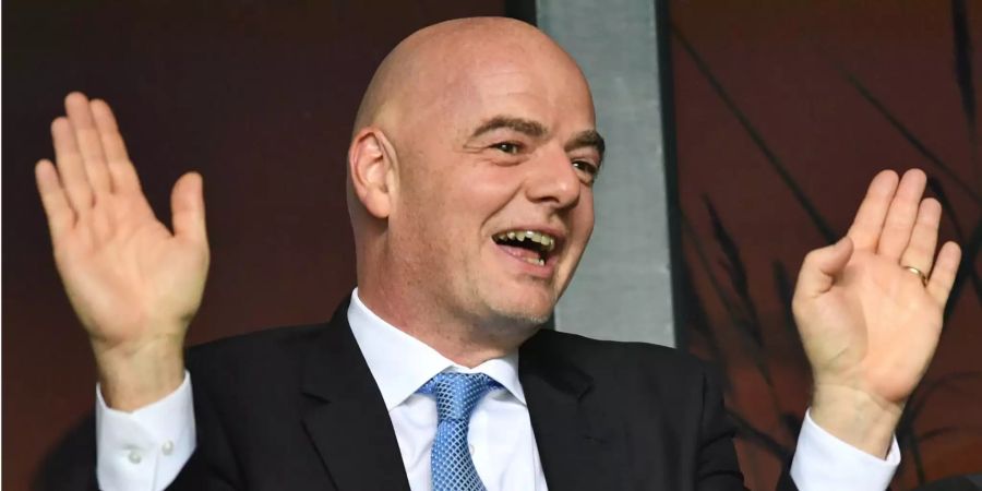 Gianni Infantino, Präsident der Fifa, sitzt auf einer Tribüne.