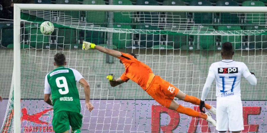 Sierro (nicht im Bild) trifft für St. Gallen herrlich. FCZ-Goalie Brecher hat keine Chance.