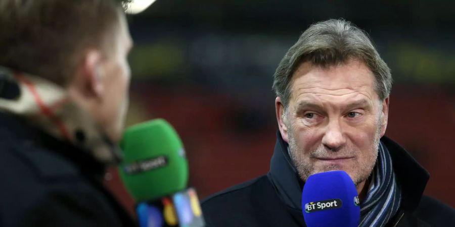 TV-Experte Glenn Hoddle nimmt an einem Fernsehauftritt teil.