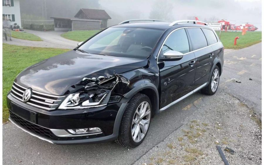 Dieses Auto fuhr hinter dem Postauto und wurde durch Trümmer beschädigt.