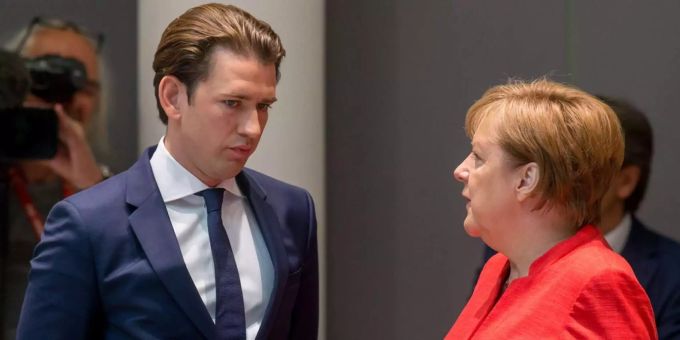 Österreichs Kanzler Sebastian Kurz (L) unterhält sich mit Bundeskanzlerin Angela Merkel (R) in Brüssel. Österreichs Kanzler Sebastian Kurz (L) unterhält sich mit Bundeskanzlerin Angela Merkel (R) in Brüssel.