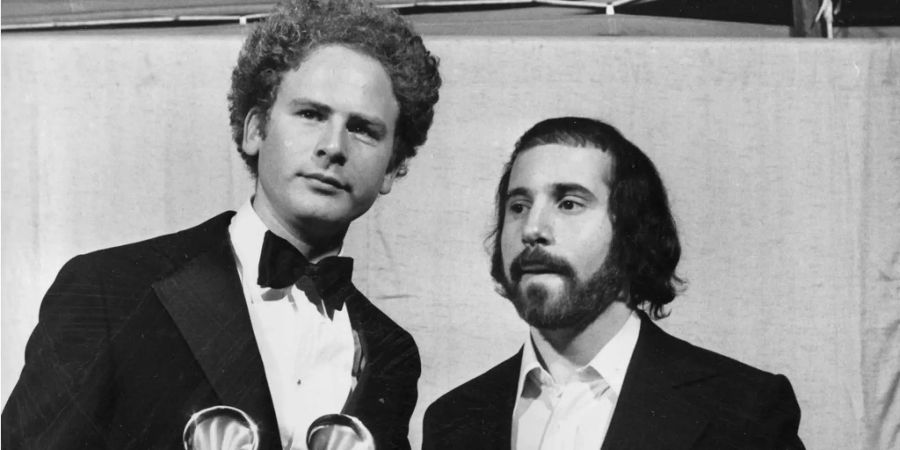 Das Duo aus Art Garfunkel und Paul Simon nimmt den Grammy Award entgegen.