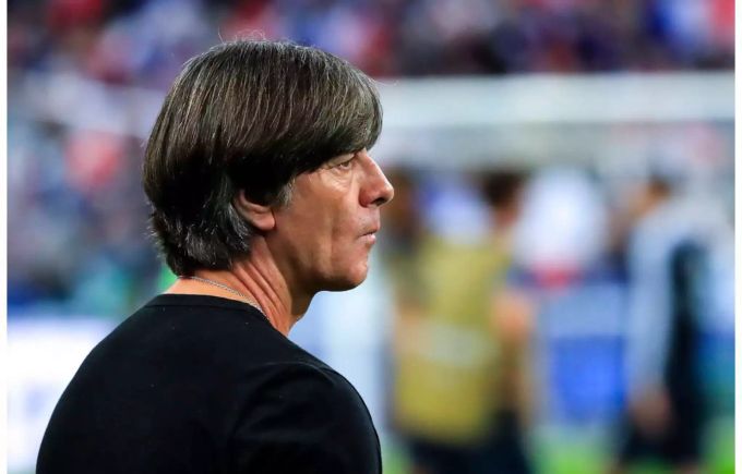 Der Stuhl von Jogi Löw wackelt noch stärker, als er es vorher schon getan hat. Der Stuhl von Jogi Löw wackelt noch stärker, als er es vorher schon getan hat.
