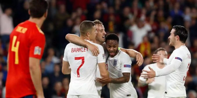 Englands Spieler bejubeln ein Tor über Spanien. Englands Spieler bejubeln ein Tor über Spanien.